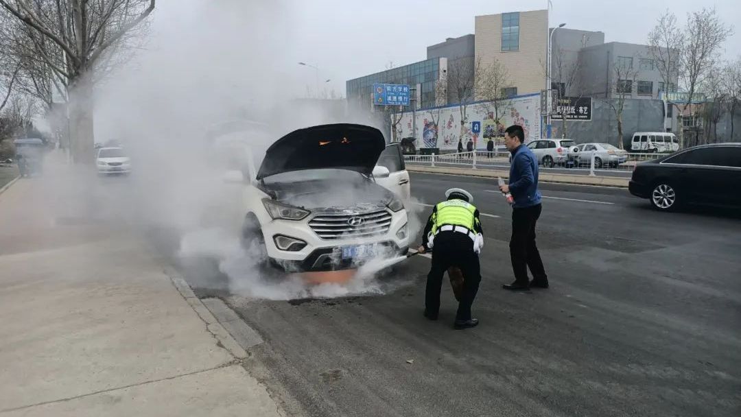 吓人!山东蓬莱南环路高职附近,轿车发动机处冒出白烟还有火苗