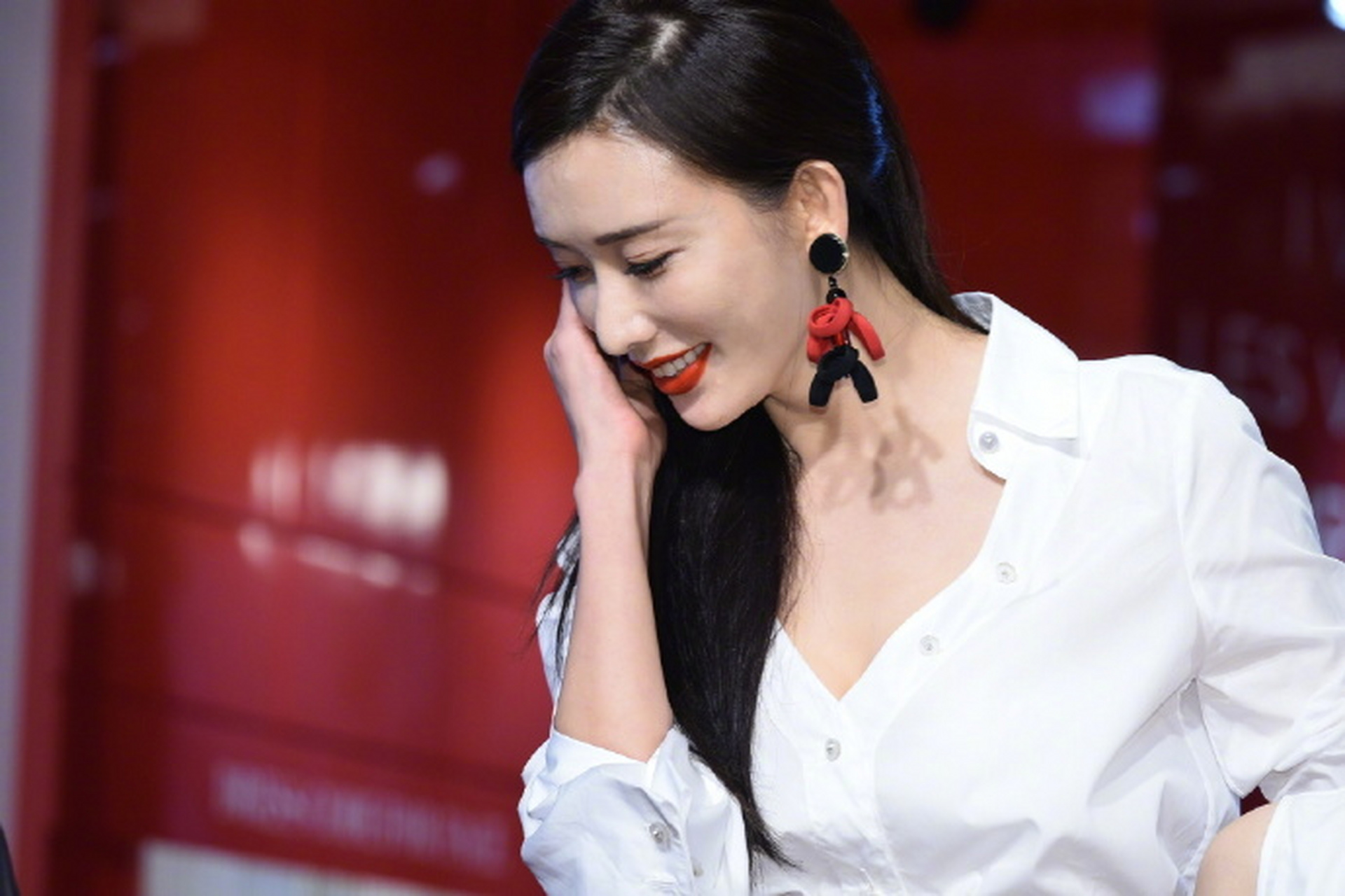 林志玲穿白衬衫惊艳,低胸白衬衫配上高腰镂空长裤,性感又优雅美翻了!