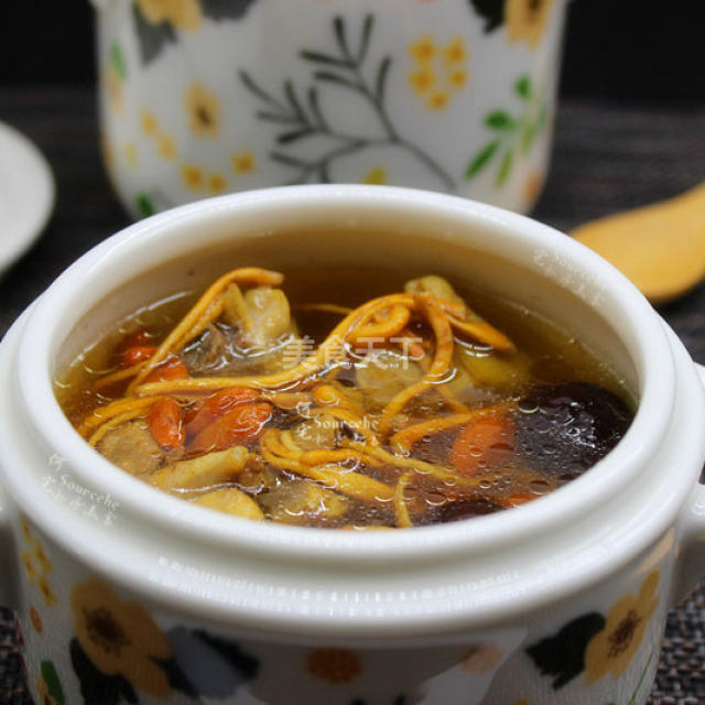虫草花鸡腿炖汤,清淡鲜美有营养,冬季喝上一碗全身都