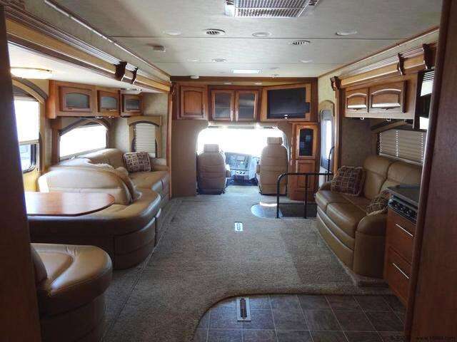 成龙的这辆车号称"龙宅",全球仅此一辆,加满一箱油要3000