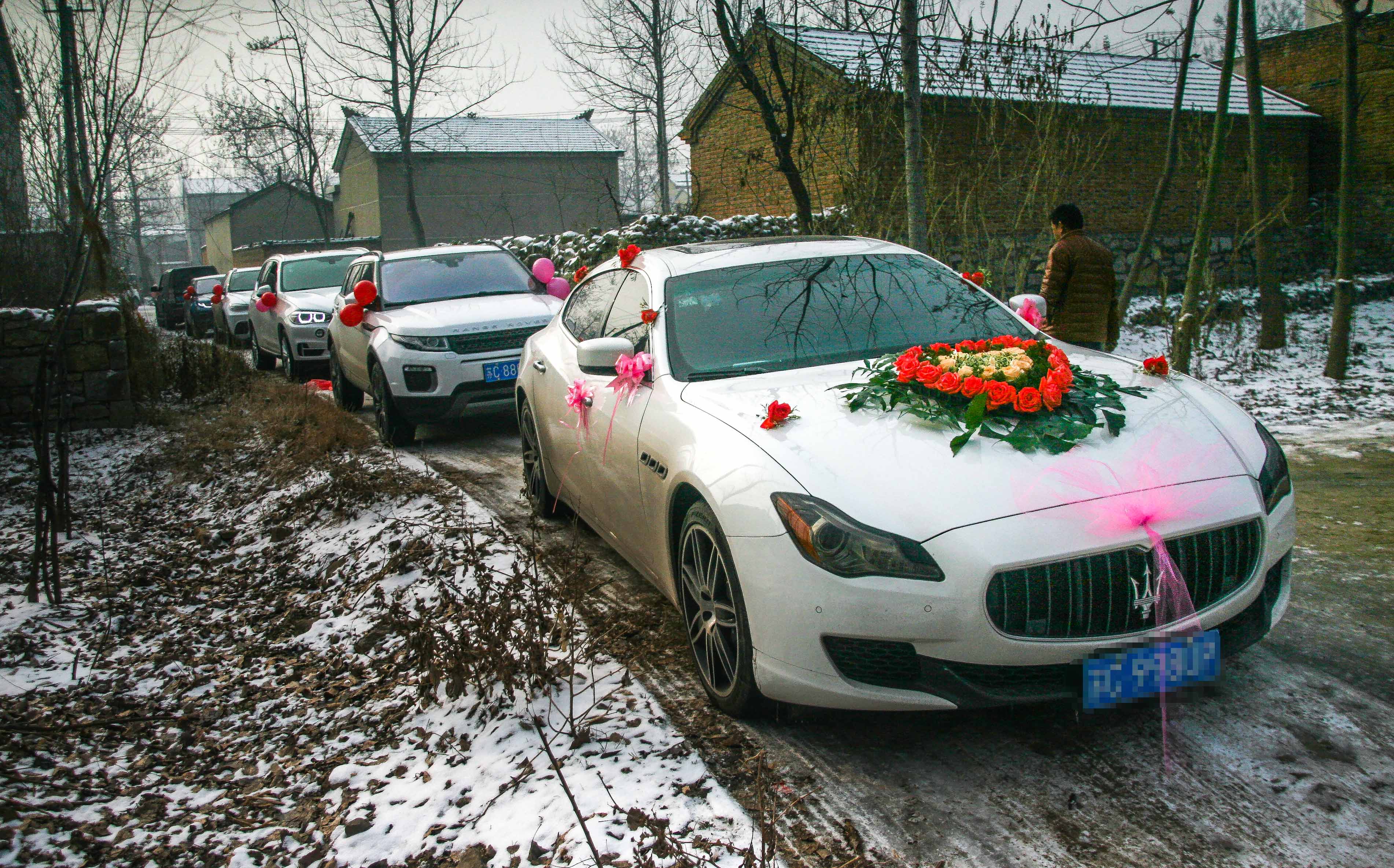 皖北农村小伙派豪华车队娶媳妇,村妇说真的羡慕你呀新娘