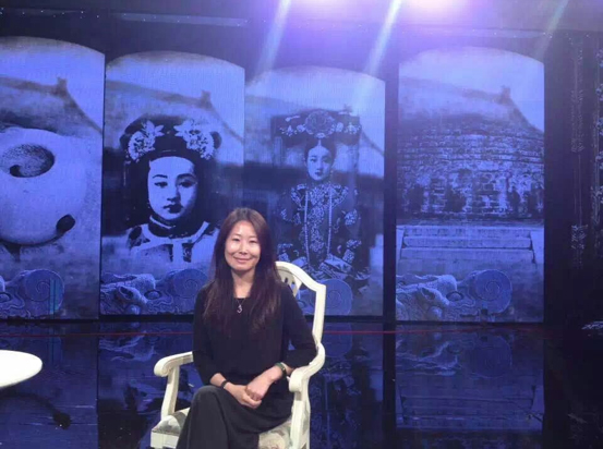 美女书画家,自称慈禧的五世外孙女,网友:年轻的慈禧就这模样!