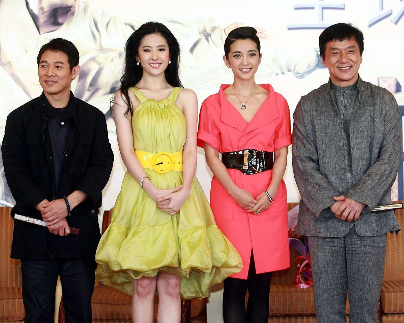 成龙大哥和刘亦菲,李冰冰的早年间的合影,成龙大哥左拥右抱俩美女,很