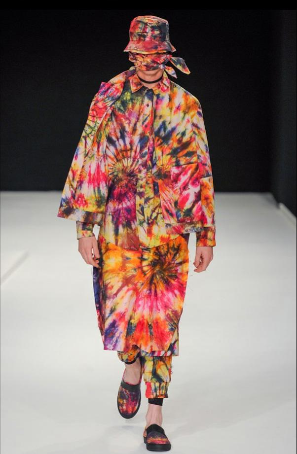 颜色鲜艳的民工手艺-扎染,成为今年春夏最为热门的元素