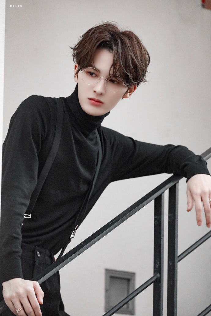 万物皆可云##朱正廷谈爱豆浓妆争议# 朱正廷公开回应男爱豆浓妆争议