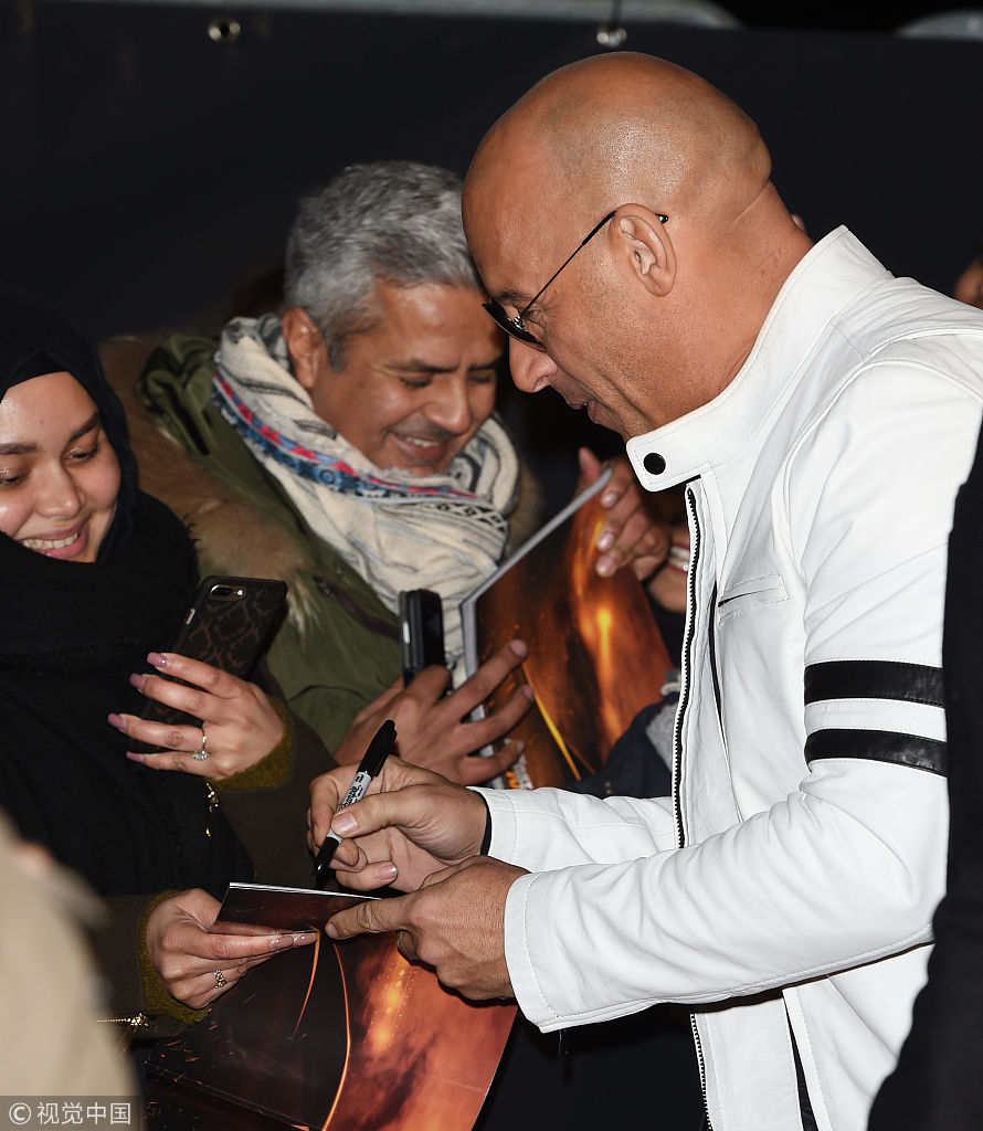 铁汉柔情!范·迪塞尔架黑超狂比爱心 elysia化身性感车模高叉裙秀美腿