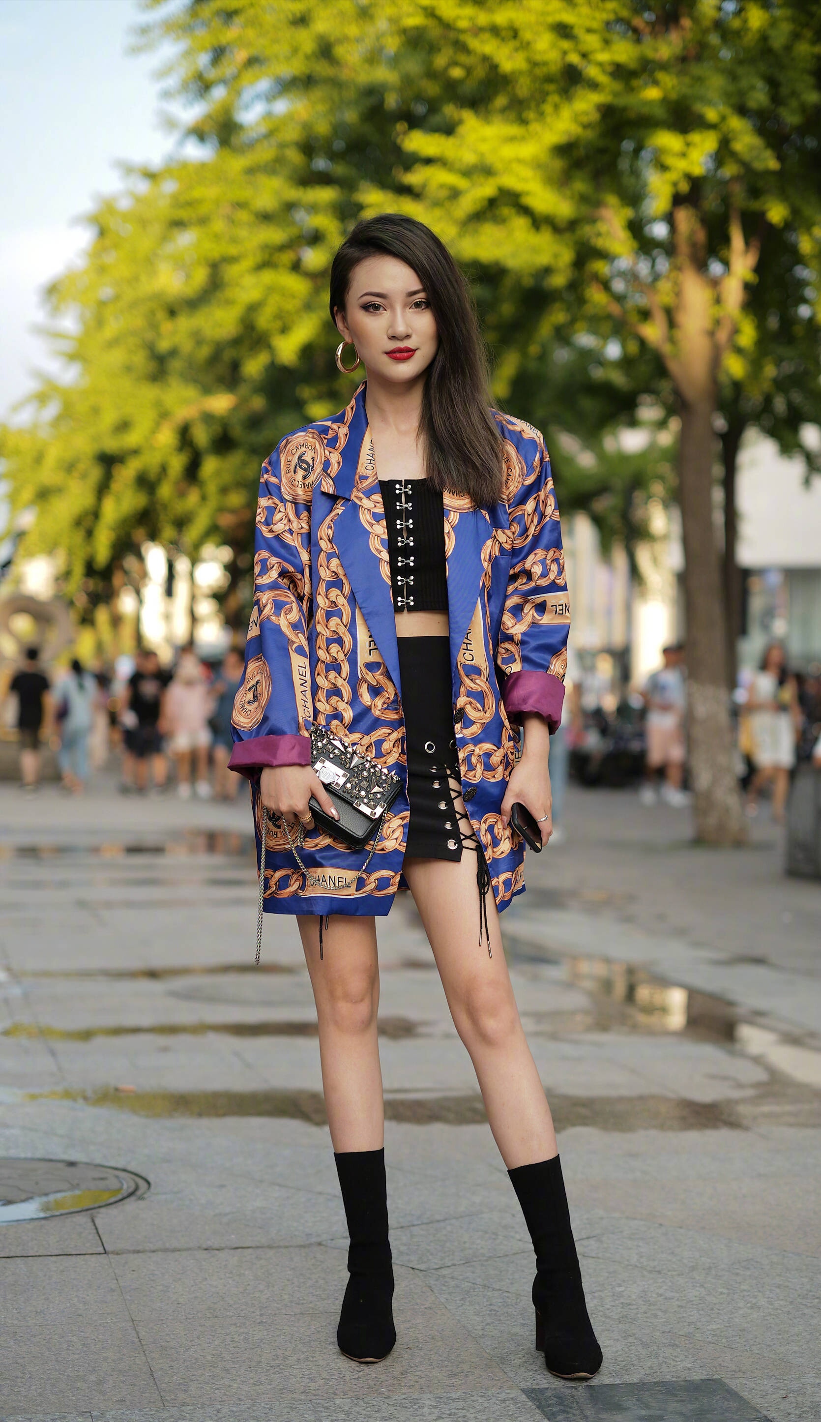 街拍:样子很酷,披单西的长腿小姐姐,网友:很靓丽让人心动