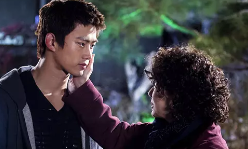 娱乐新鲜事#追梦高中:一切都和她曾经所识所知不同,在跌跌撞撞的过程