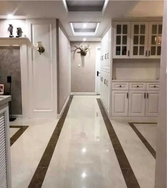 走廊地砖最简单的造型款式就是这样靠墙边做个回字型波导线,这也是