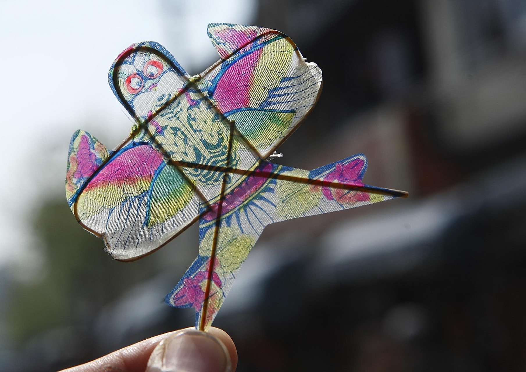 顺着风筝线,或许可以找到风筝的主人,通常飞的低的多数是小点的孩子