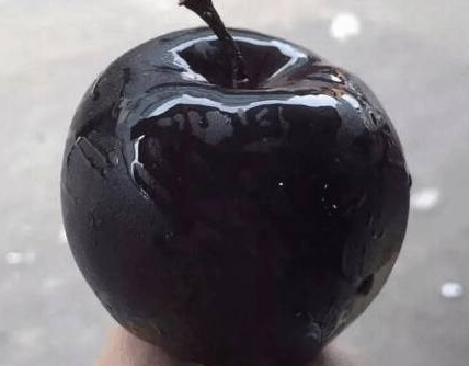 大家一定很好奇这种黑色的苹果,果肉是什么颜色的,其实里边的果肉跟
