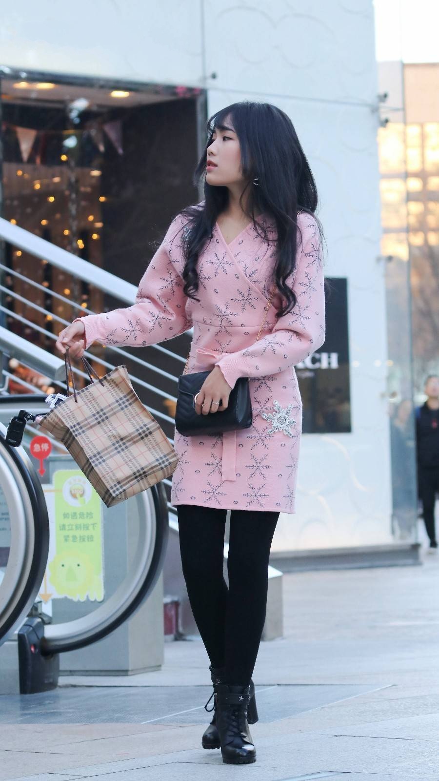 大方又不失个性,能给你带来不一样的时髦感,彰显年轻美女的魅力风采