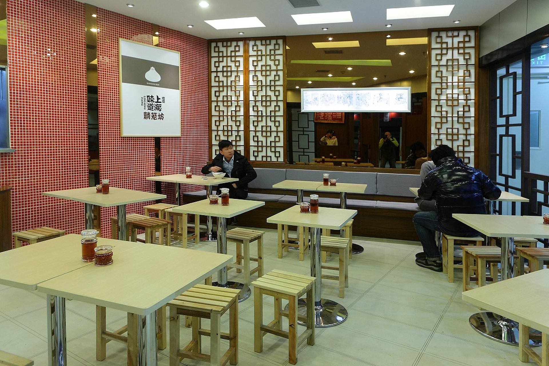 68岁老人到面馆吃饭,老板收1元,同样的面其他顾客收12元一碗,得知真相