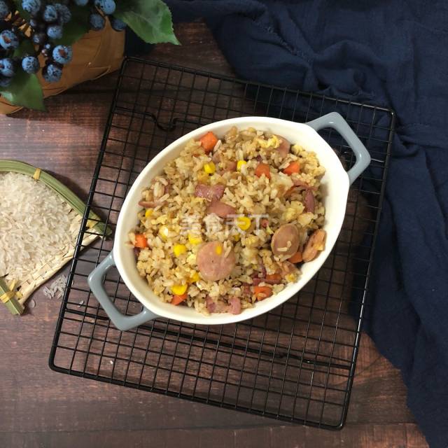 培根烤肠蛋炒饭,从此剩米饭有了好去路,好吃到爆!