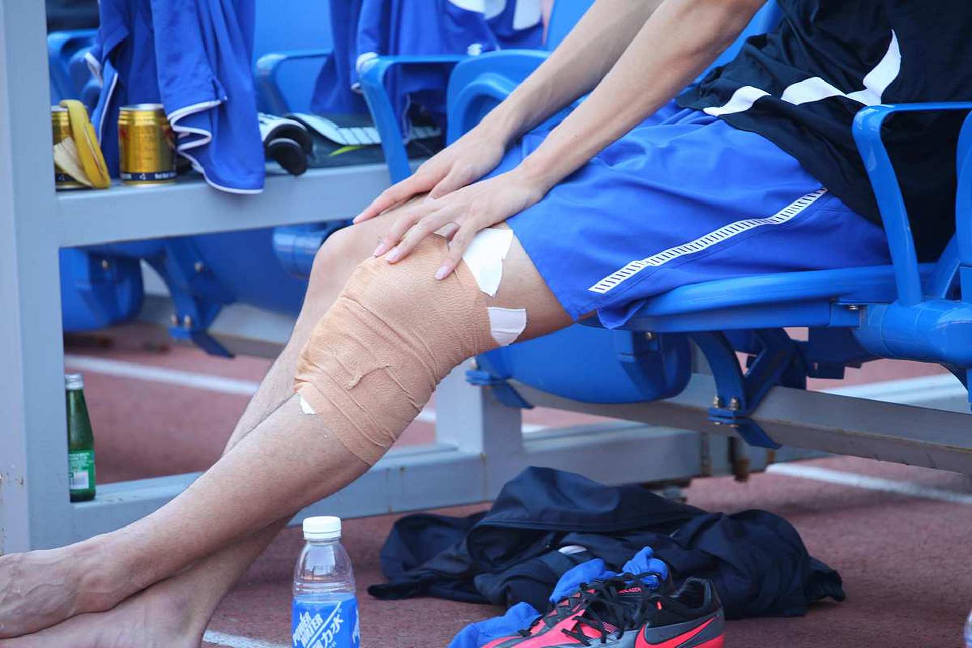 史密斯赛前崴脚被送往医院,运动员受伤后是否该继续参加比赛?