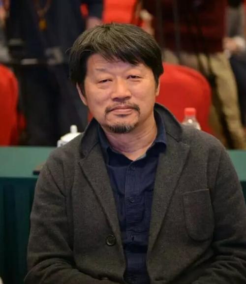 他是中国最好的导演之一,一手捧红王凯靳东,王凯得奖时跪下谢他