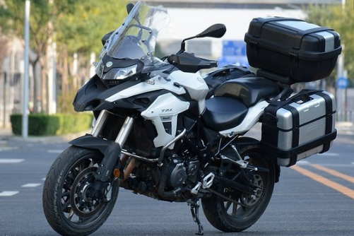 而拉力旅行摩托车也是现阶段比较实用的一种车型,长途墨绿和城市代步