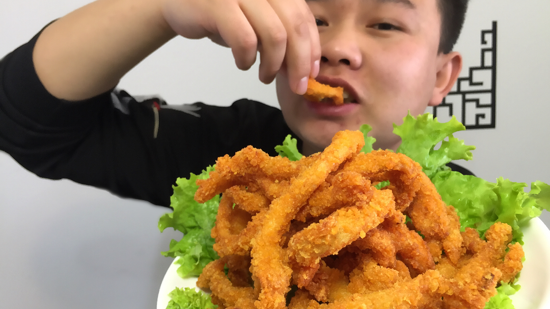 几块钱买一块鸡胸肉,满满做了一大盘炸鸡柳,学会了还用出去买吗
