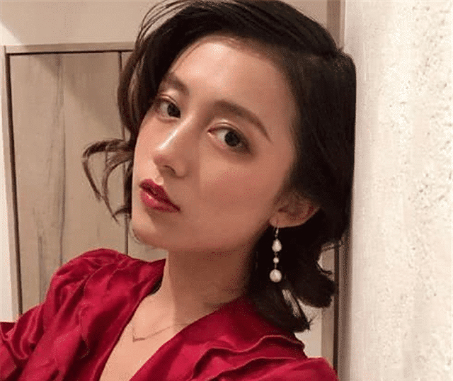 看到黑尾酱的泳装照,大家才明白为何李诞总是那么憔悴