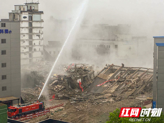 湖南湘潭:9层重大火灾隐患大楼成功爆破拆除