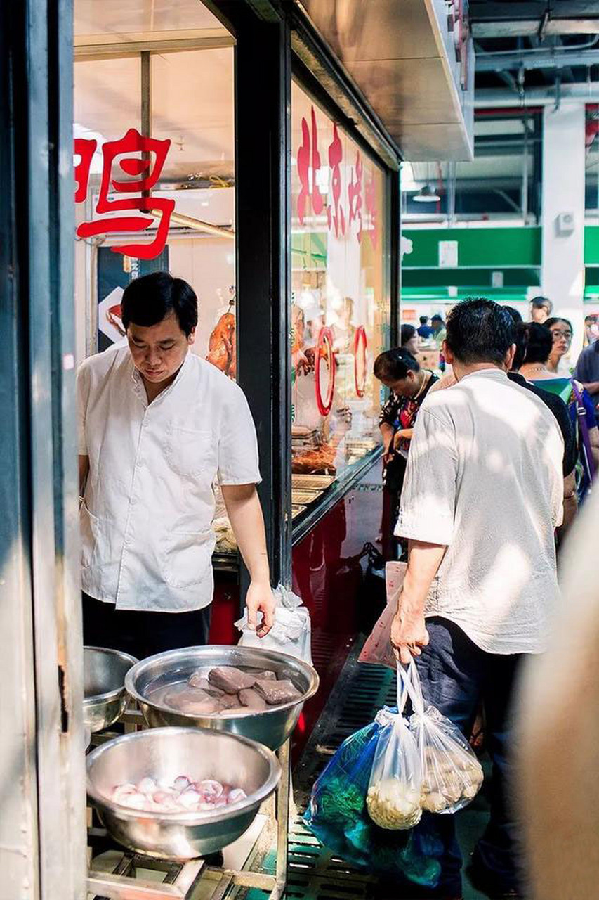 苏州地方志# 【吃货江湖之娄门菜场一】  娄门菜场的熟食区,短短的