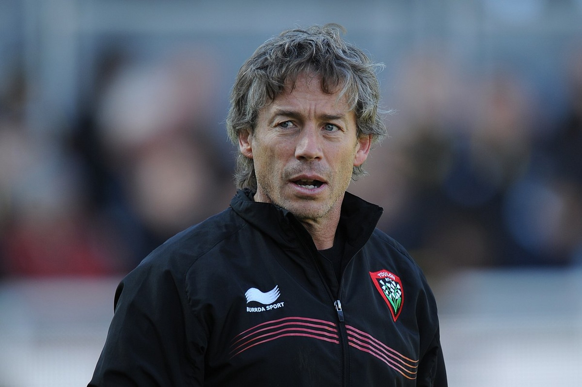 恩里克执教巴黎# 路易斯·恩里克:西班牙足坛名将,曾效力于皇马,巴萨