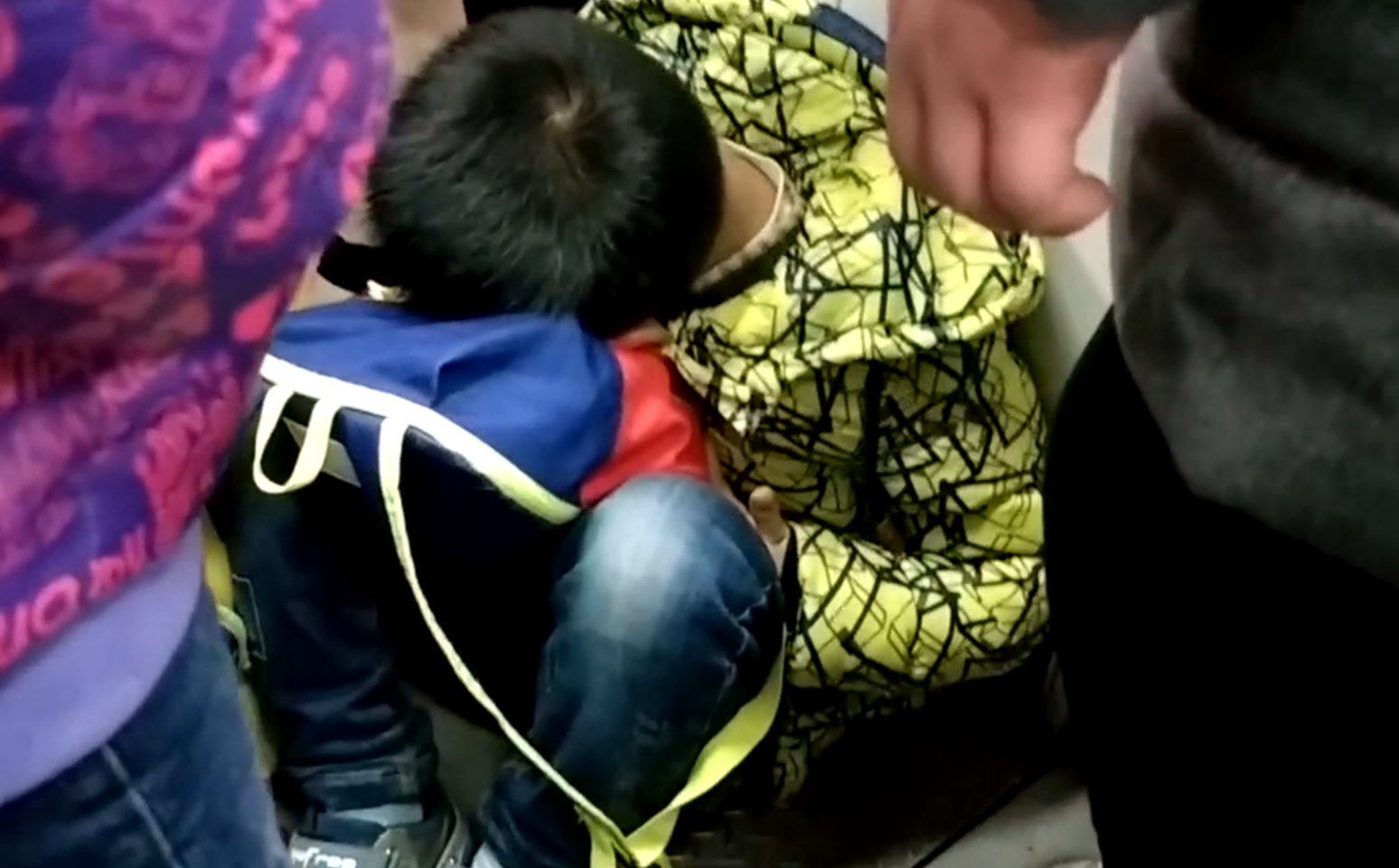 现在孩子压力也不小,小学生坐地铁累睡着,惹路人心疼!