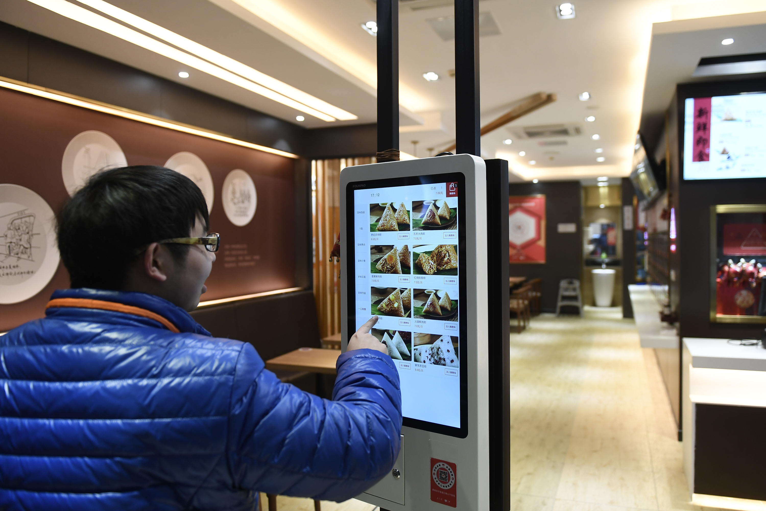 (社会)(4)杭州首家无人智慧餐厅亮相