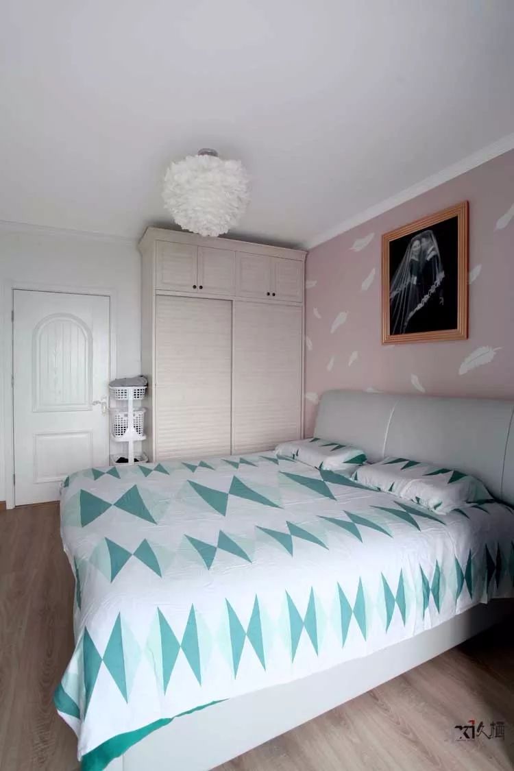 简约风卧室,床铺如何布置?软质床头更舒适!