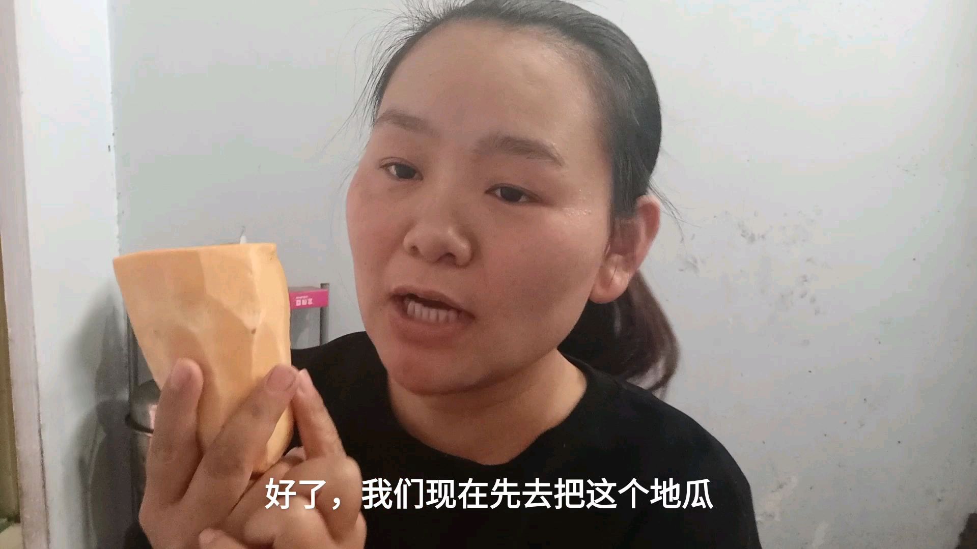 小包用地瓜做好吃的,却做成鸡蛋饼,女儿又干啥坏事了