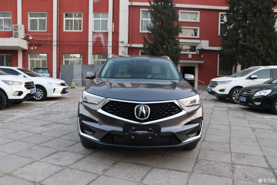 前脸的讴歌车标非常大,配上菱形散射式的中网,感觉好气派!