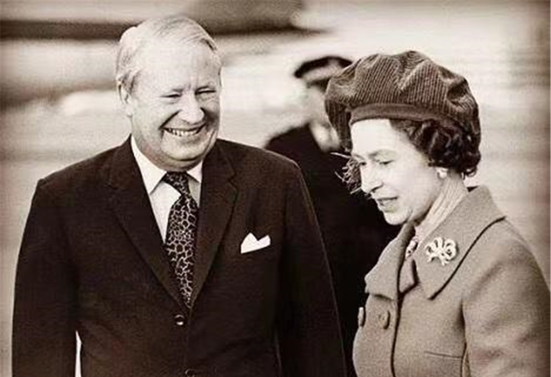 布朗1951年出生,2007年出任首相,这时女王已经81岁,比布朗大了25岁