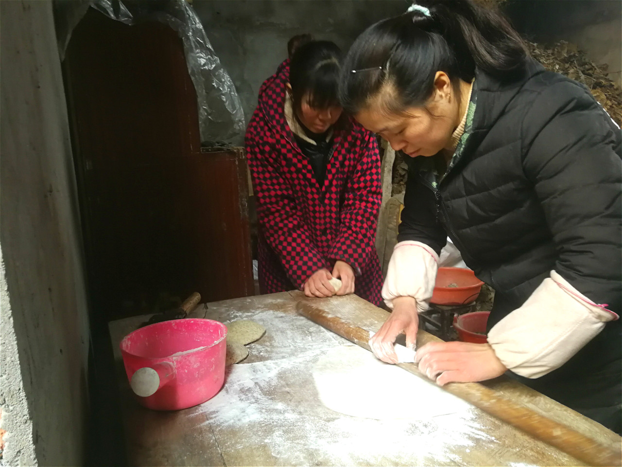 农村孩子喜欢过春节,小时候半夜起床拾鞭炮的场景,你还记得吗?