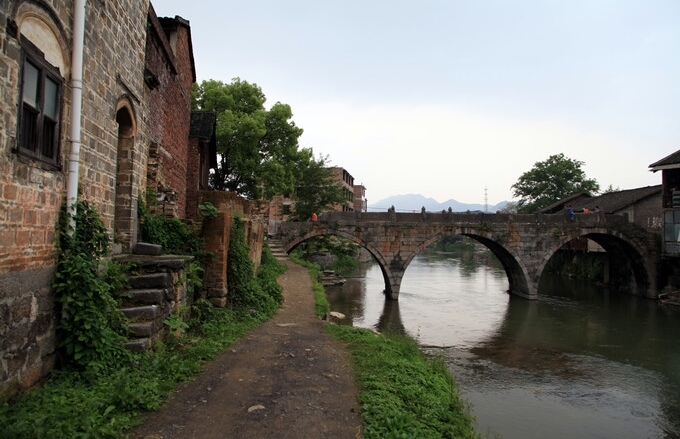 湖南永州芦洪市镇,到这里可以品尝大名鼎鼎的"东安鸡"