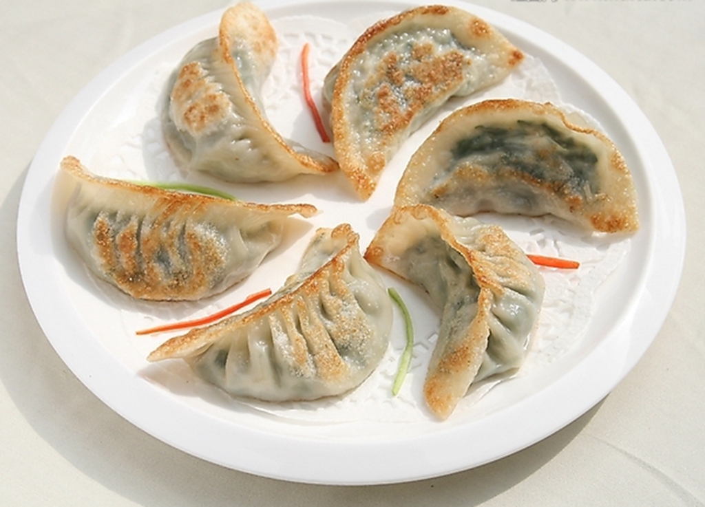 煎水饺时,万万别只会放油,只需多加一点它,饺子又酥又香