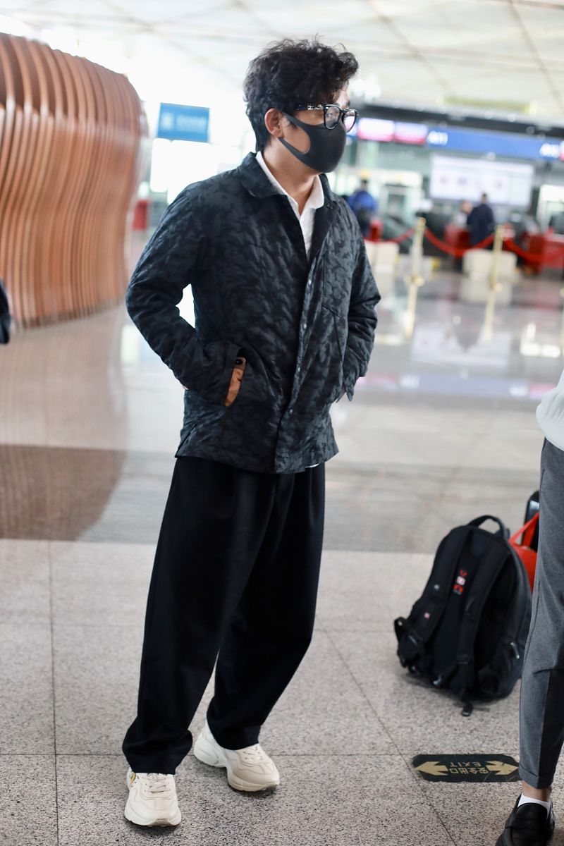 王宝强街拍:暗纹印花夹克gucci老爹鞋低调随性