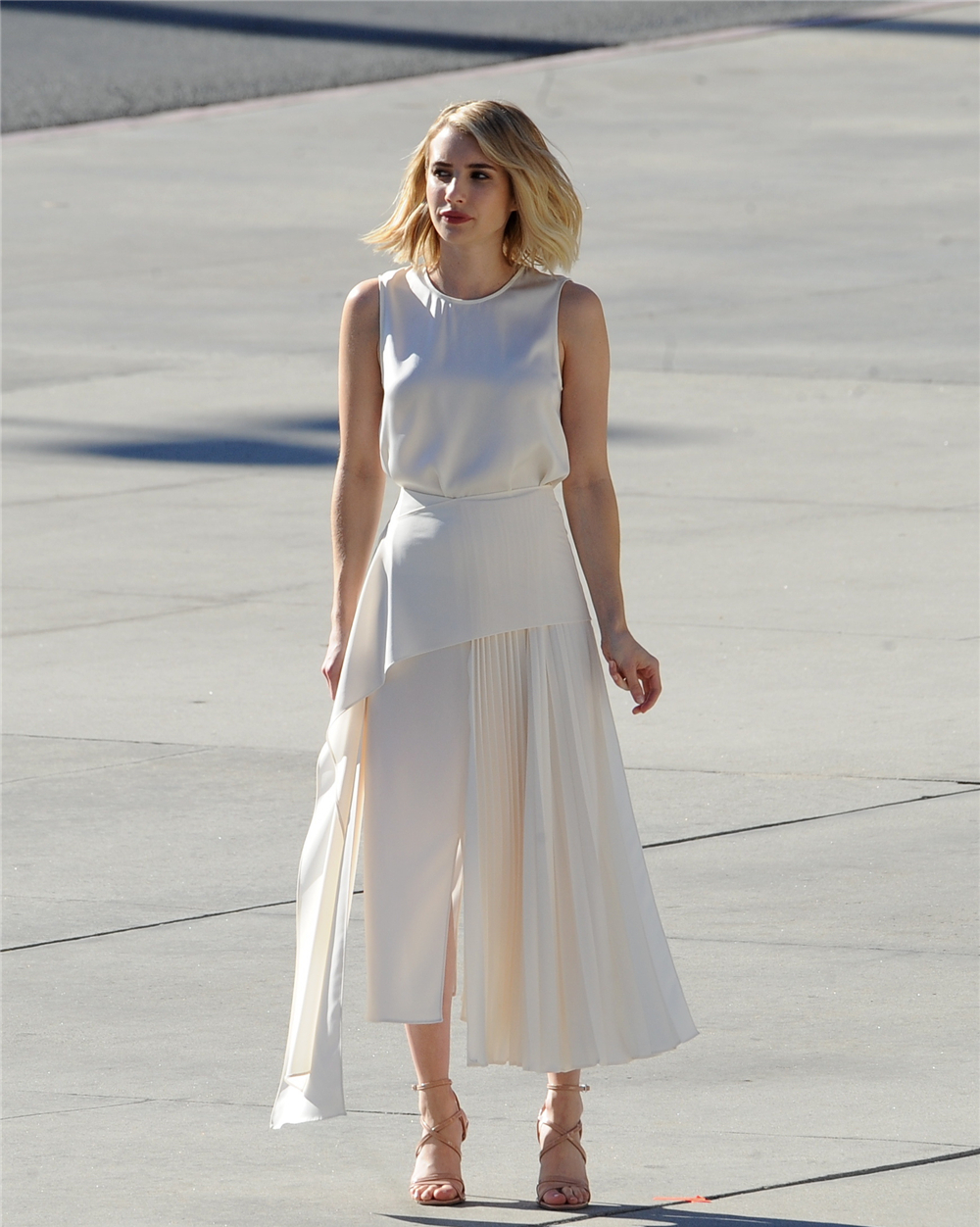 艾玛罗伯茨终于不低调,穿白色裙装照样美得高级,白亮皮肤太抢眼