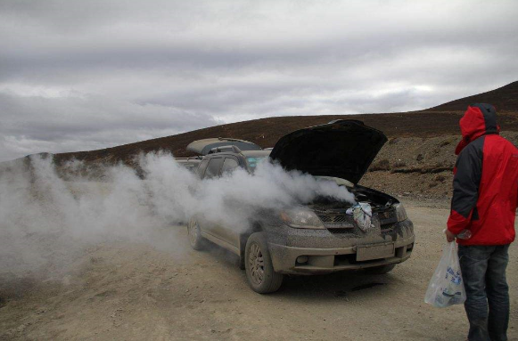 车辆"开锅" 防冻液可以防止在温度过低时发动机冷却系统结冰膨胀从而