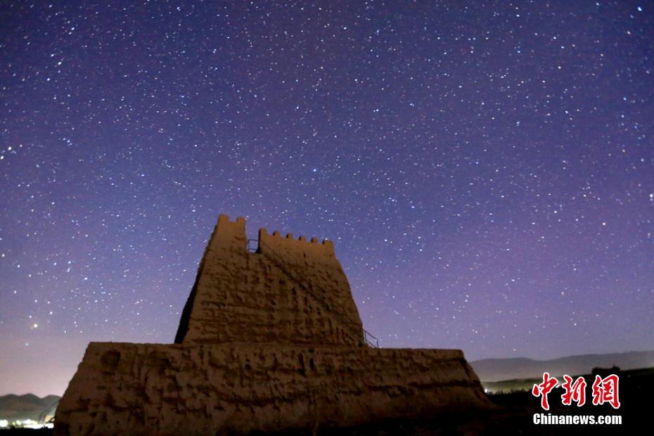 甘肃河西走廊峡口古城夏夜星光灿烂
