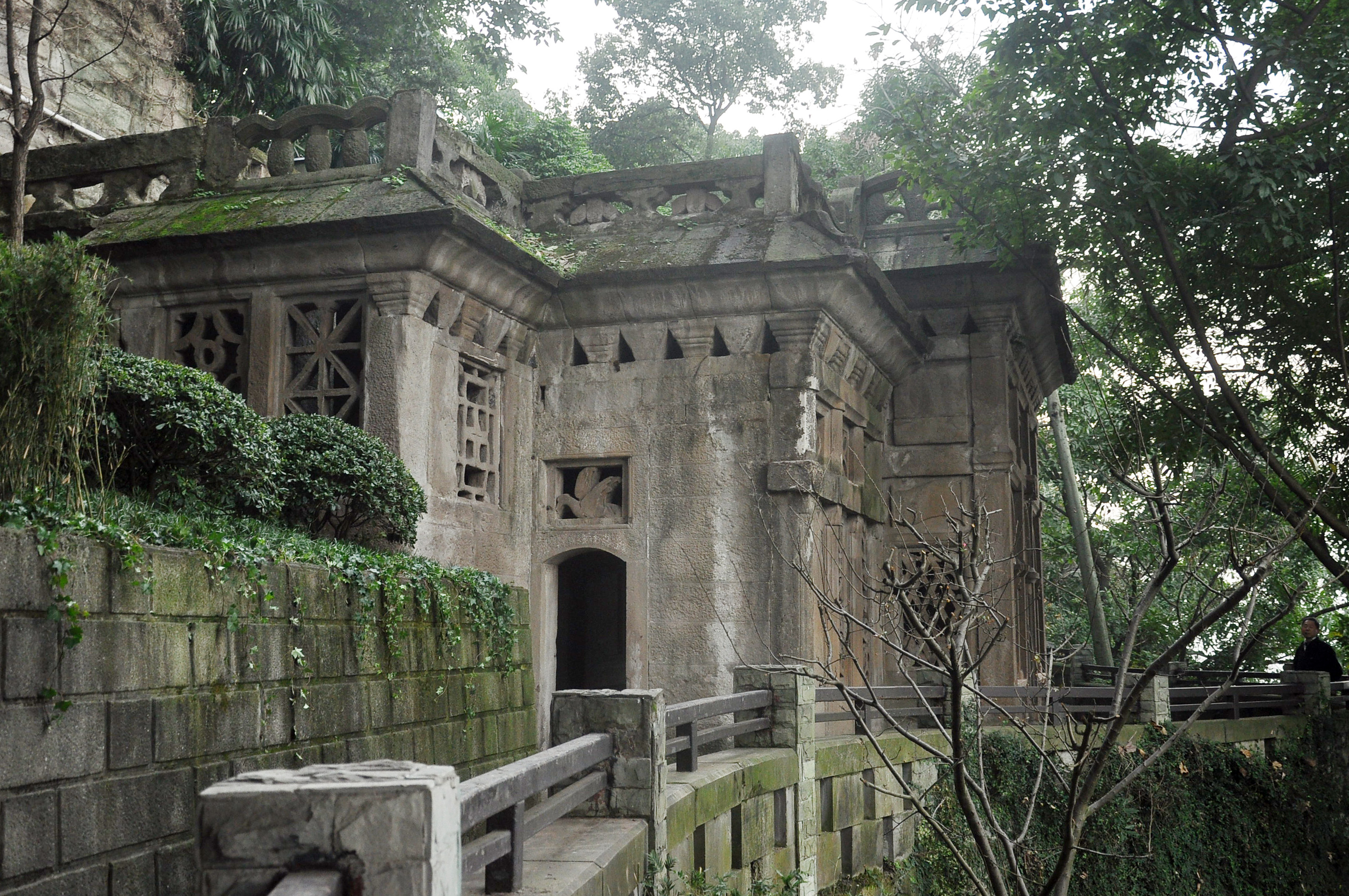 重慶鵝嶺公園,懸崖上藏著一間石室,參觀後讓人肅然起敬