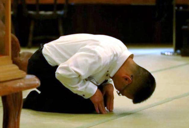 丰田老总丰田章男:当年每一辆车,都是"跪着"卖出去的!