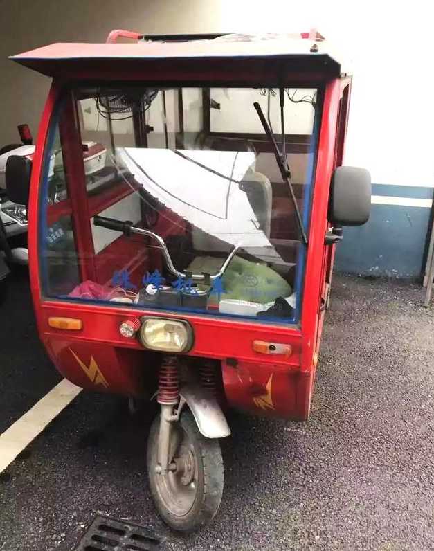 无锡电动三轮车"小飞龙"车主不满整治,扬言撞交警被拘留