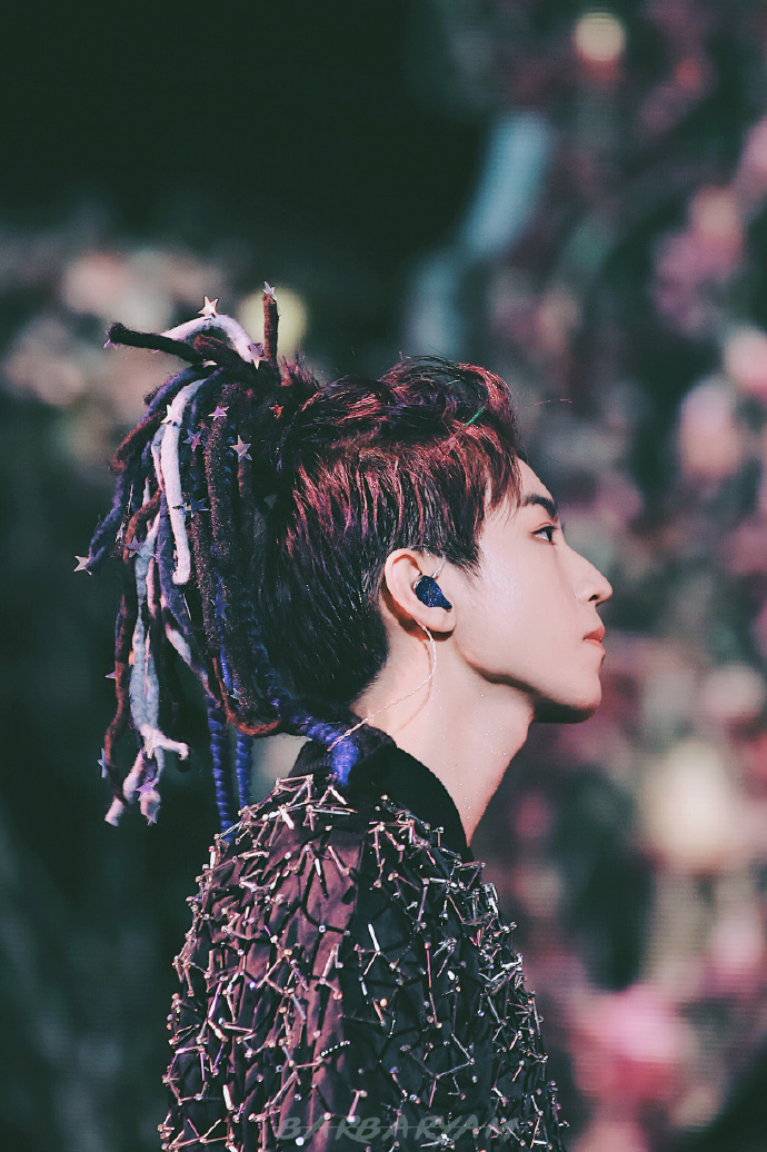 2019王俊凯无边界演唱会##王俊凯星空脏辫皮裙# 在短暂有限的时间里