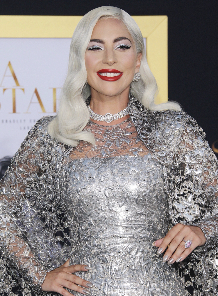 ladygaga新照片:身着银色纪梵希礼服,身姿绰约,气场强大!