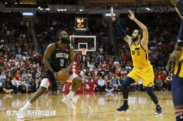 没有罚球,即双方都没有犯规或防守三秒违例. 假设a队投两分,b队投三分