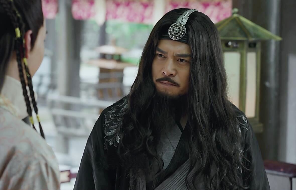 49岁张永刚再度扮演"无天",搞笑中下一字马,轻轻松松毫无压力