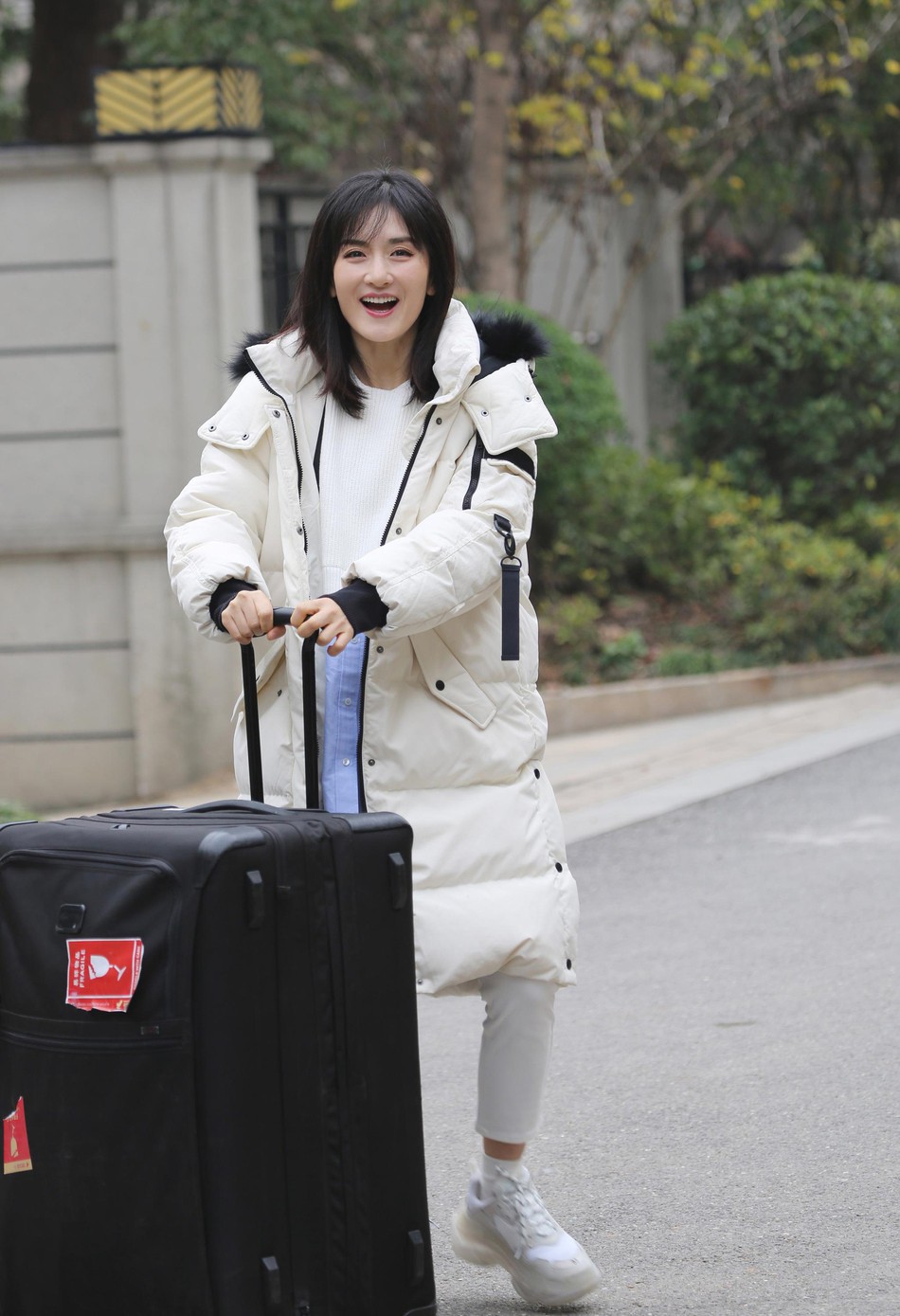 谢娜真不好好穿衣,白色长款羽绒服配8分裤,39岁抗冻露脚踝