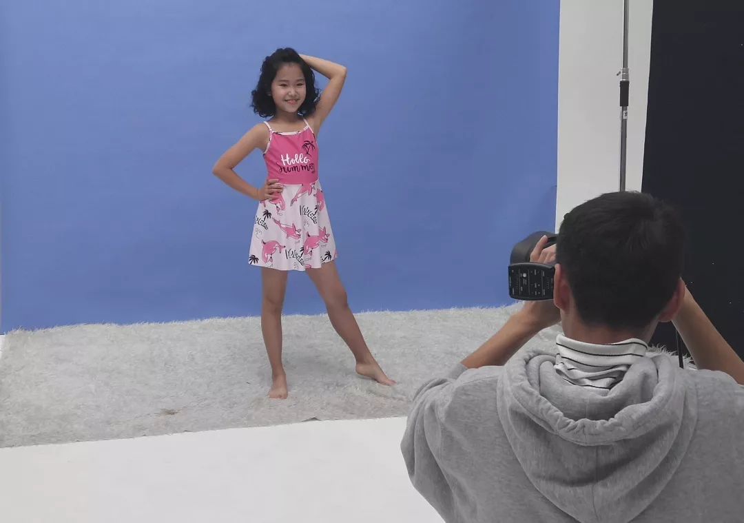 余悦参加儿童泳装平面拍摄,清新气质,令人难忘