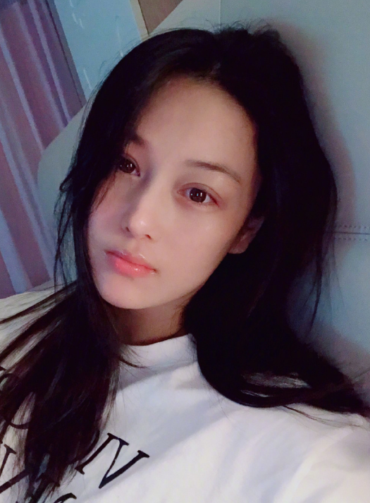 准妈妈张馨予晒素颜自拍,五官精致长发飘逸,自黑身材比汤圆还圆