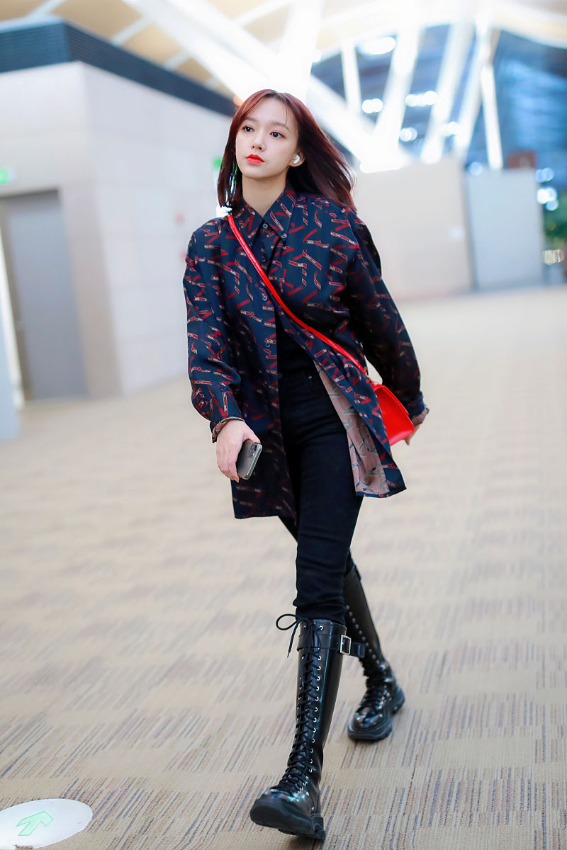 程潇街拍:hermes飘带印花衬衫高筒靴 甜美靓丽